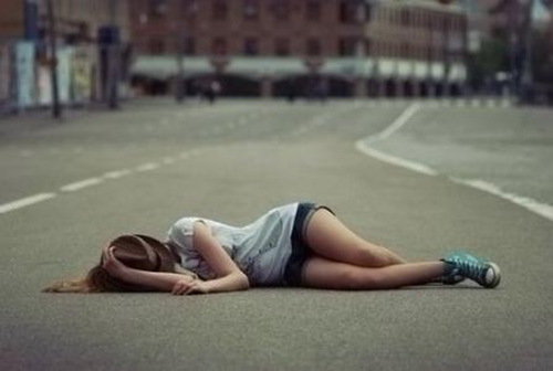 抖音苦笑各两半此处不见人善是什么歌